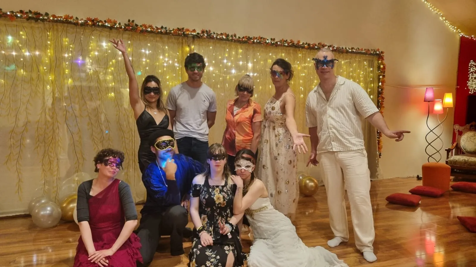 Photo de groupe du bal masqué, prise à la fin de la soirée.