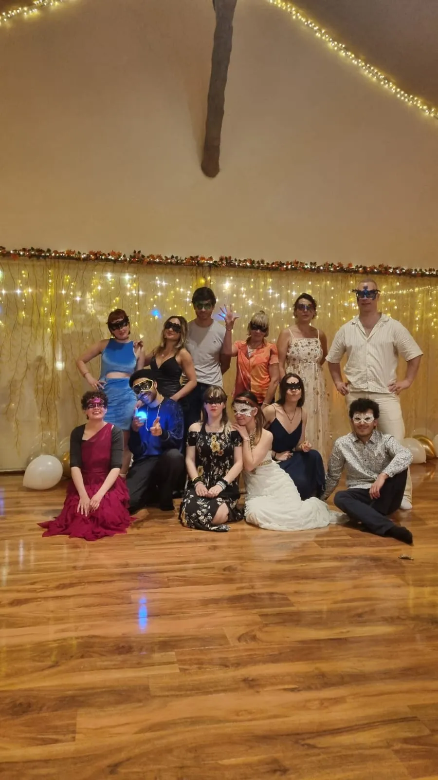 Photo verticale du groupe lors du bal masqué.